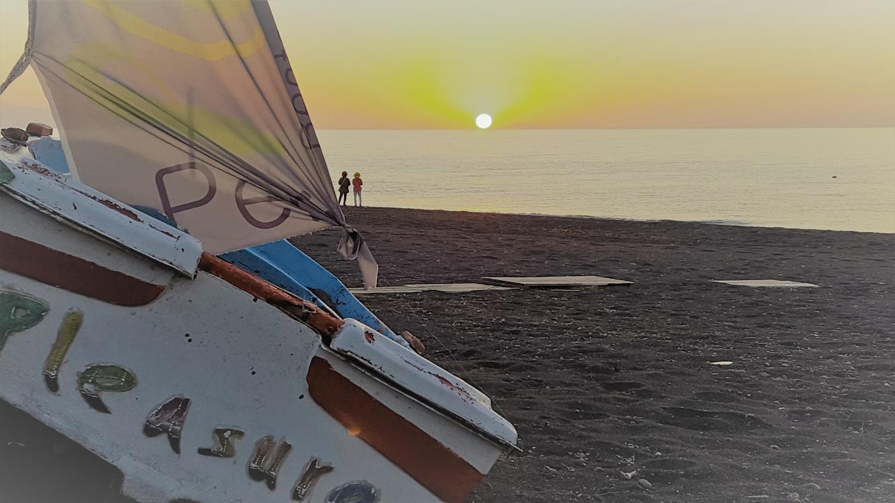 Pleasure Beachside * Perissa (Santorini)