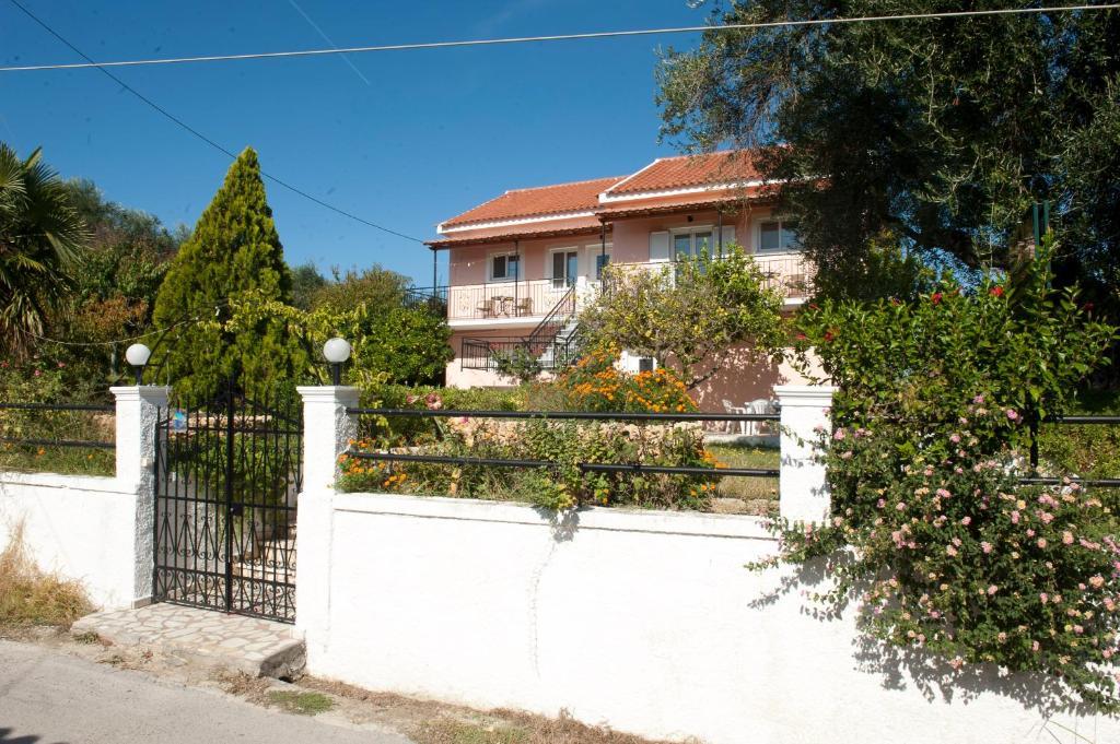 Maria's Paradise Apartment Astrakeri