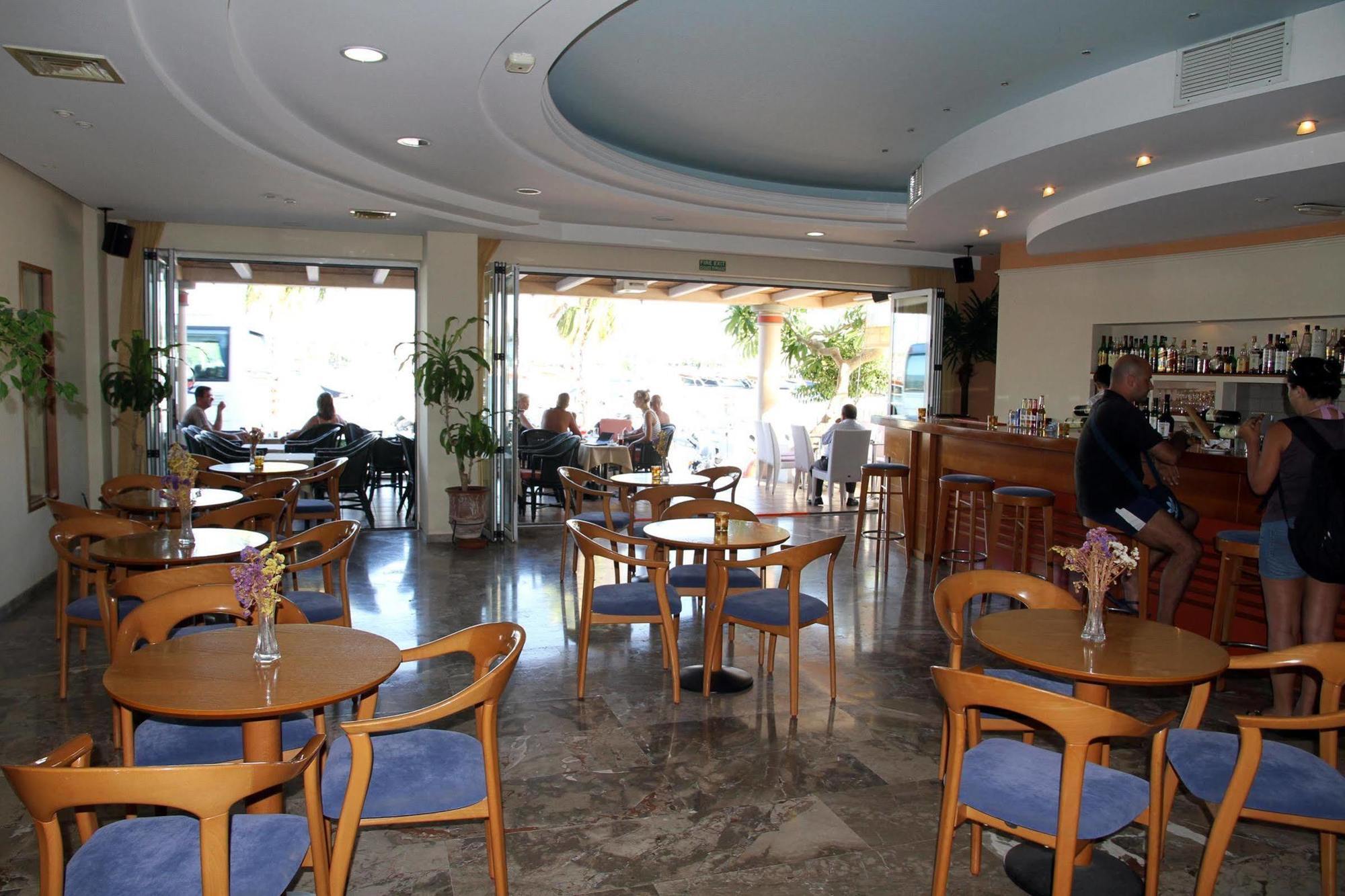 Astron Hotel 3*