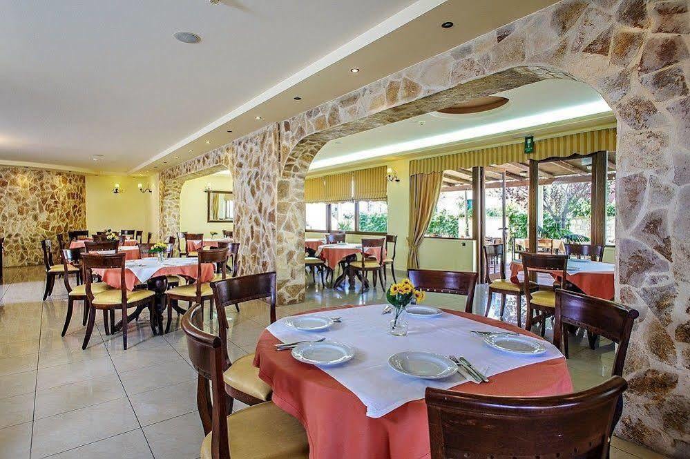 Adelais Hotel 2*