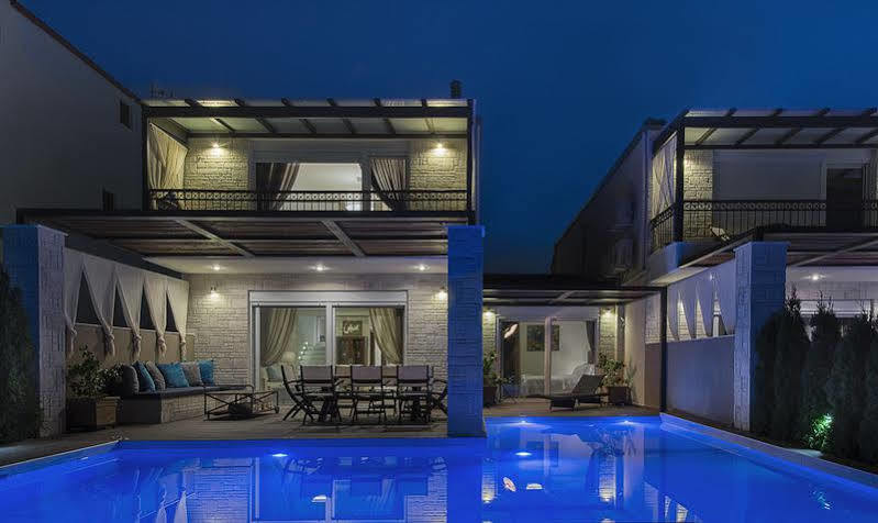 Sunny Villas *