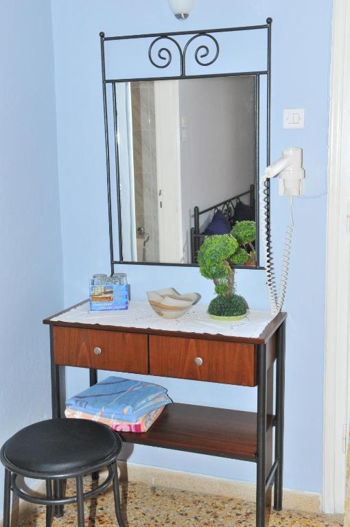 Oasis Theodoros & Litsa Galaris Hotel 2*