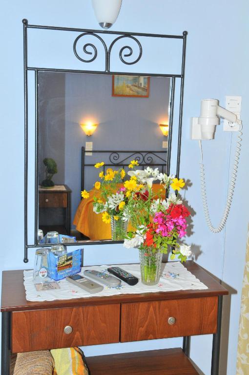 Hotel Oasis Theodoros & Litsa Galaris 2*