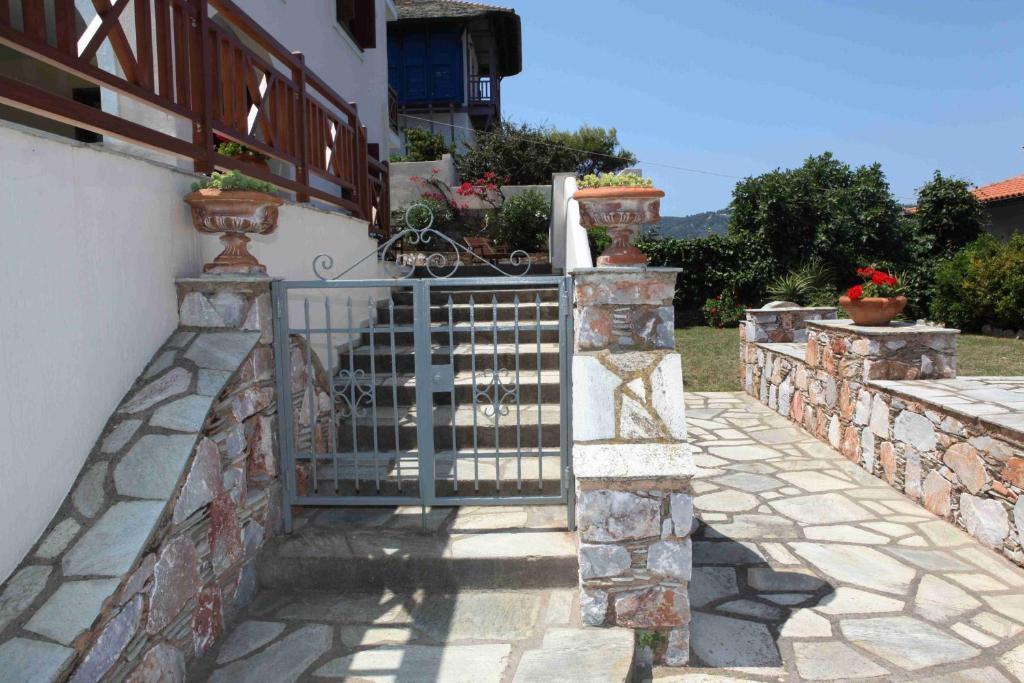 Pleoussa Studio And Apartment