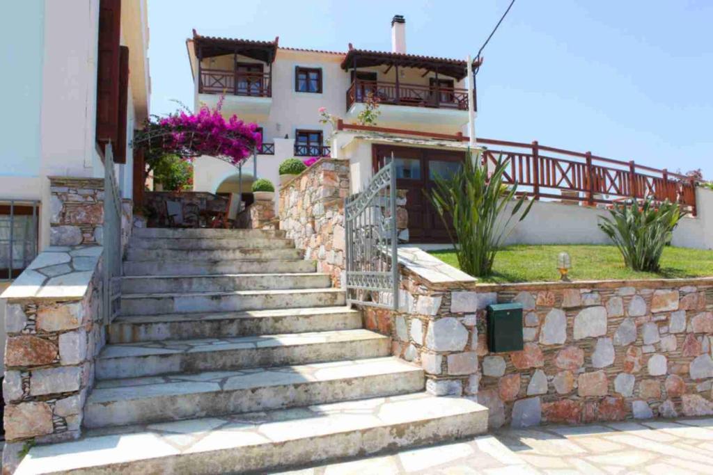 Pleoussa Studio And Skopelos Town