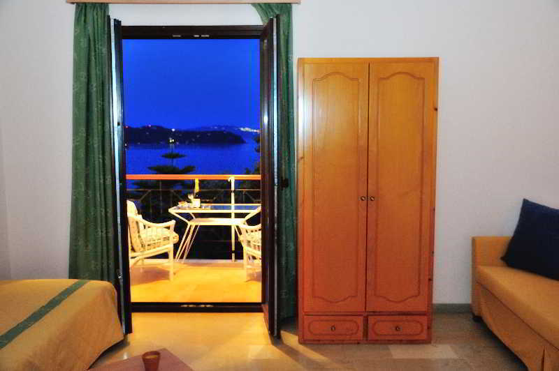 Vassilias Beach Hotel 2*