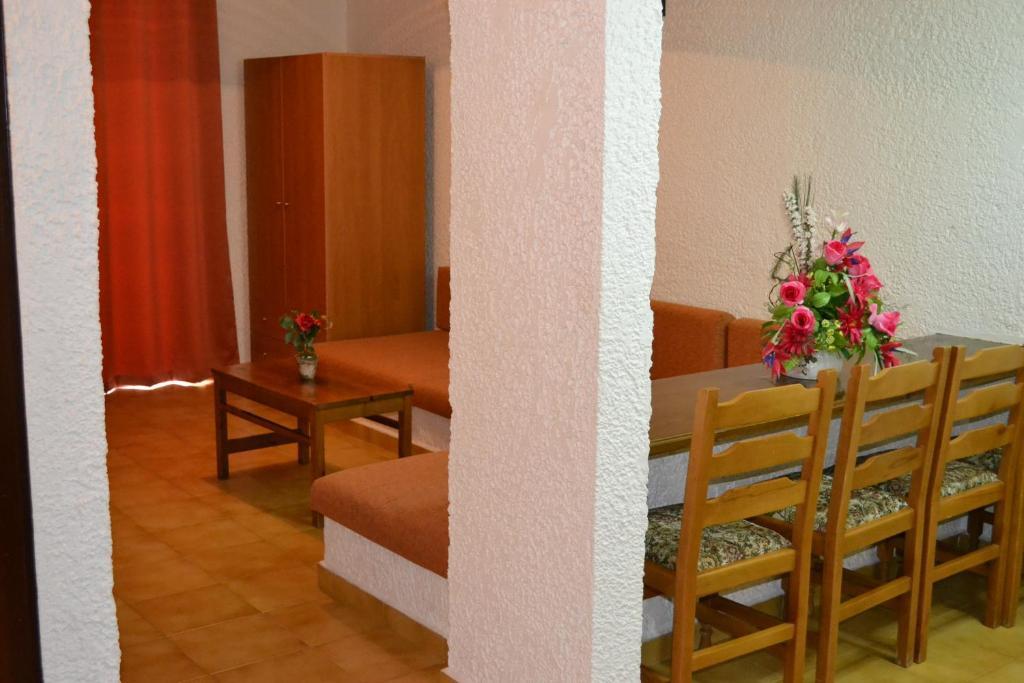 Aparthotel Karavos