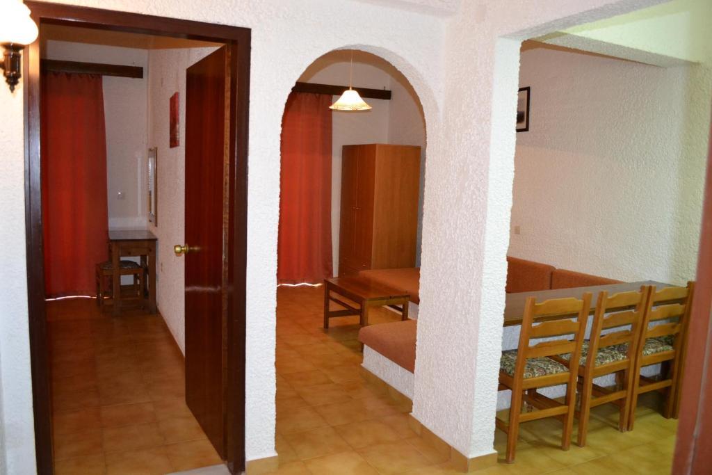 Karavos Aparthotel 2*
