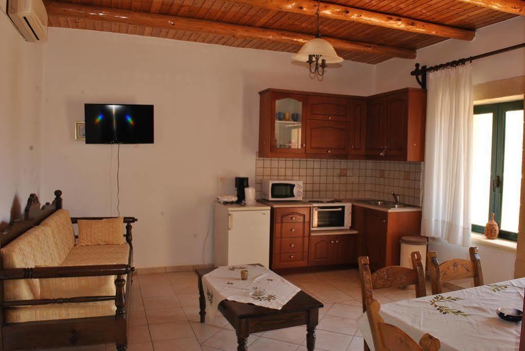 Skandalis Traditional