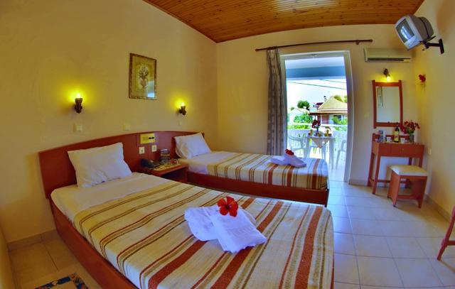 Tom & John Center Aparthotel 4*
