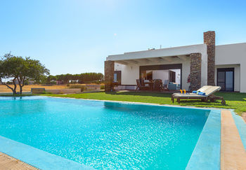 Cristelia Luxury Sea Front & Pool Villa *