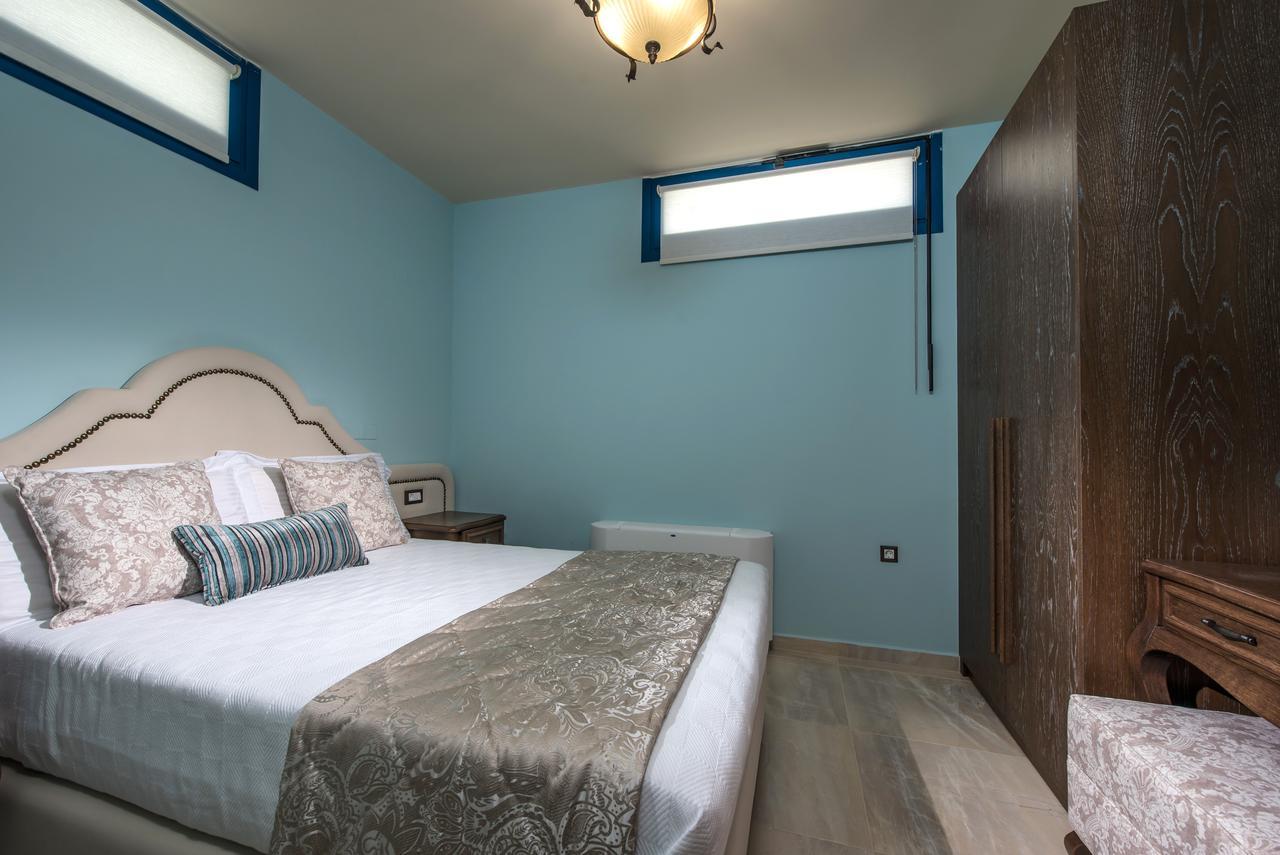Villa Santorini, Wine Dark Sea *