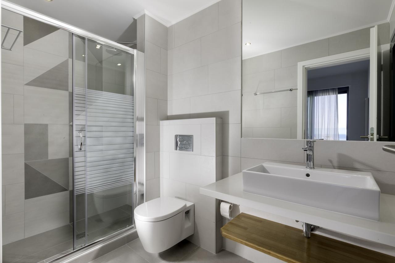 Villa Serene With Swimming Pool In *