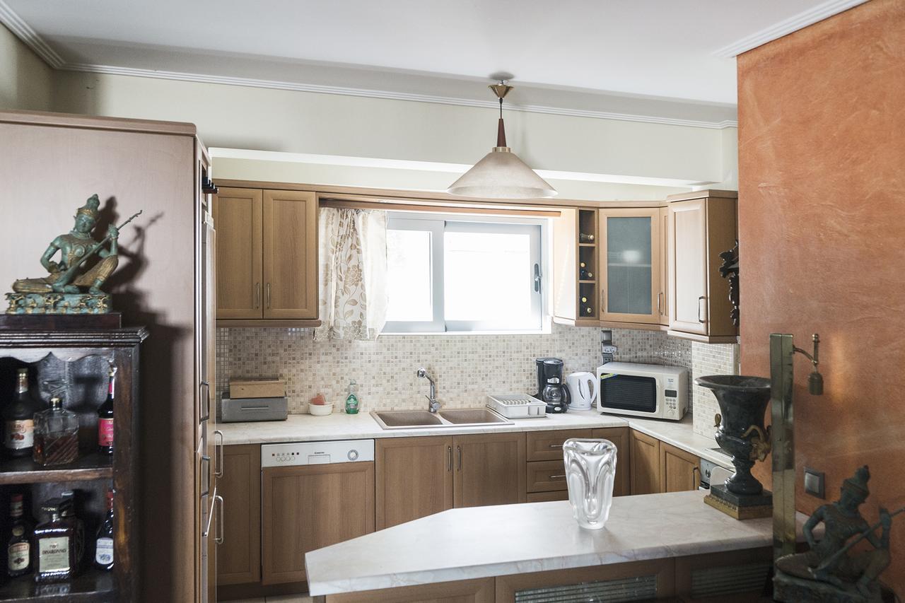 D'irene-near Athens Airport , 200 Meters From The Davis Apartment *