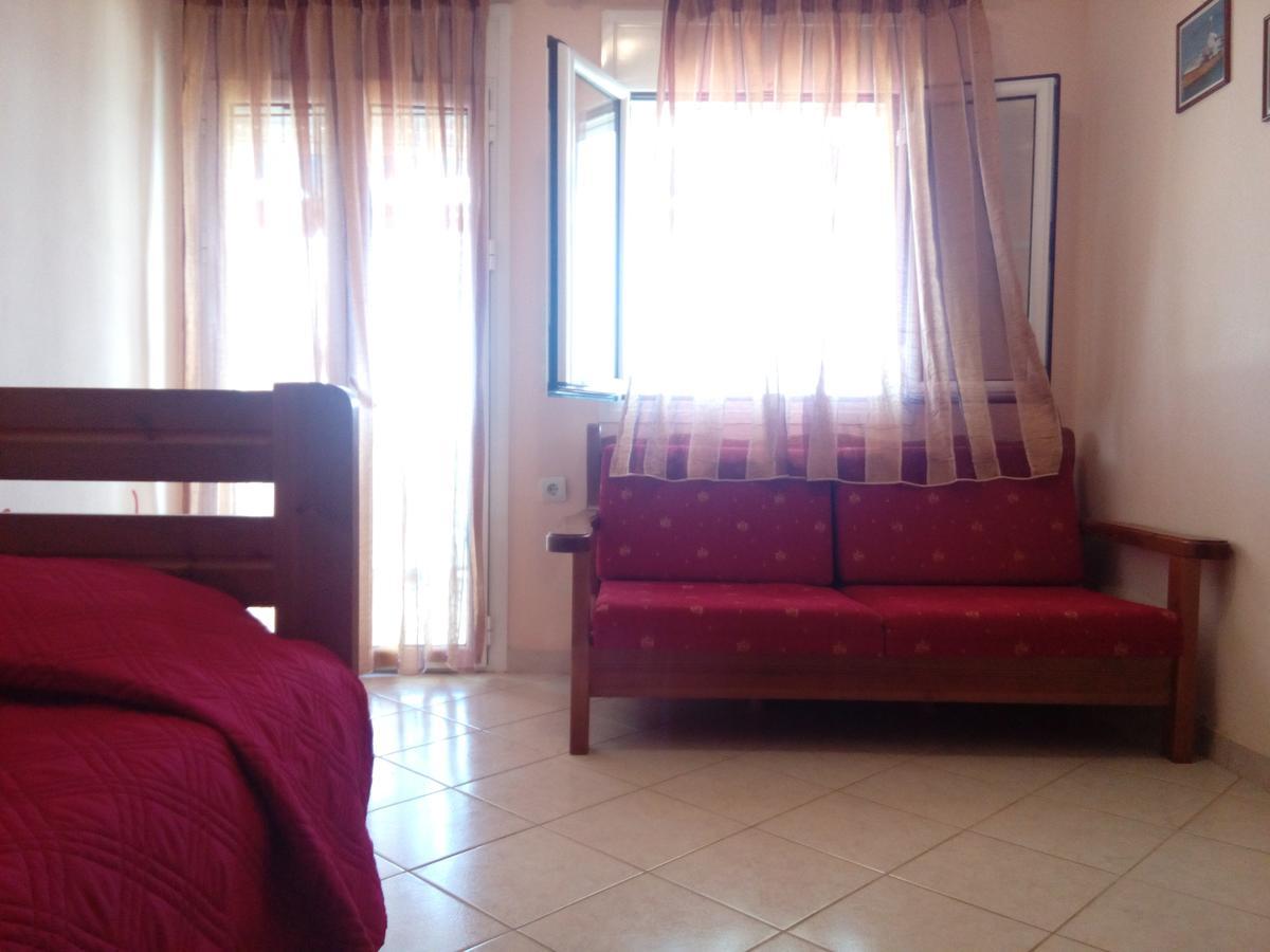 Delfini Aparthotel Akhladheri