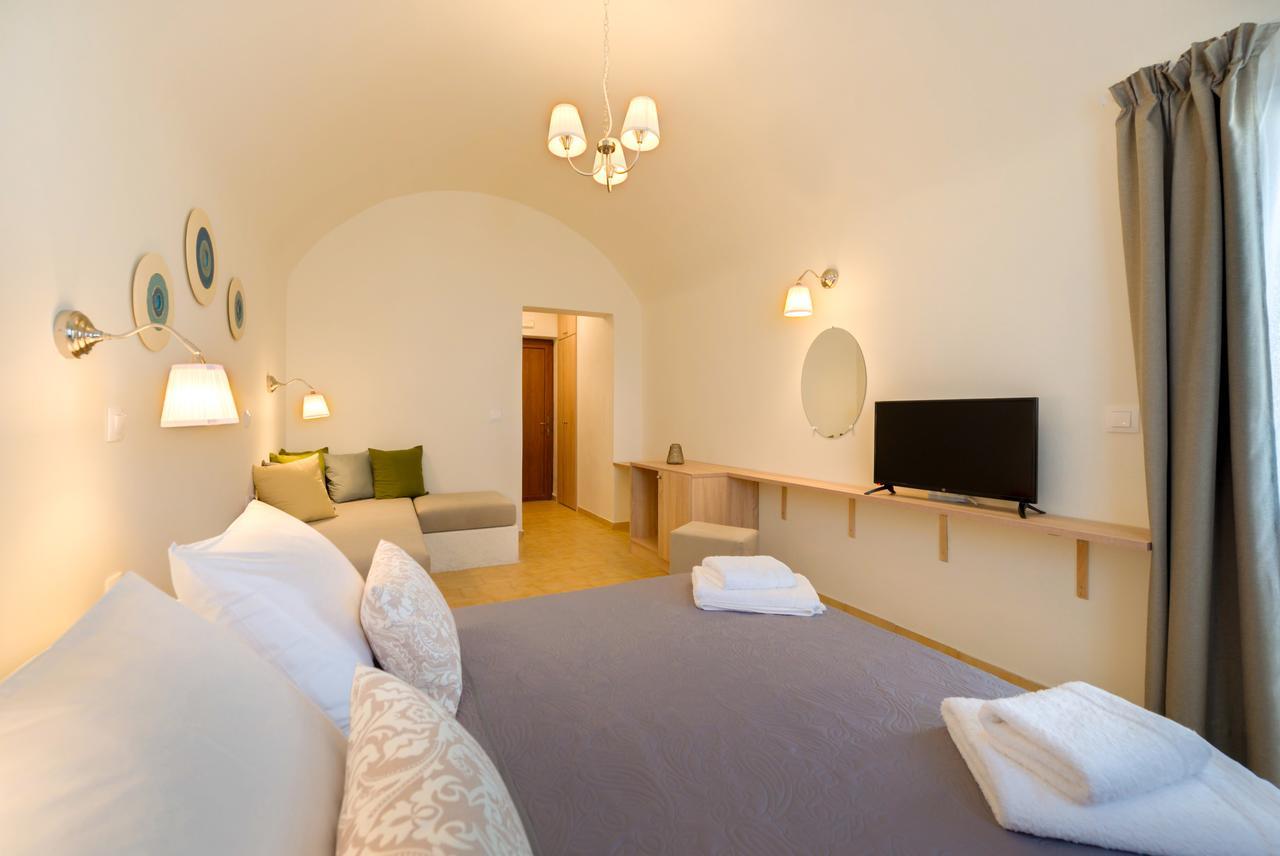 Alexander's Great View 3* Fira (Santorini)