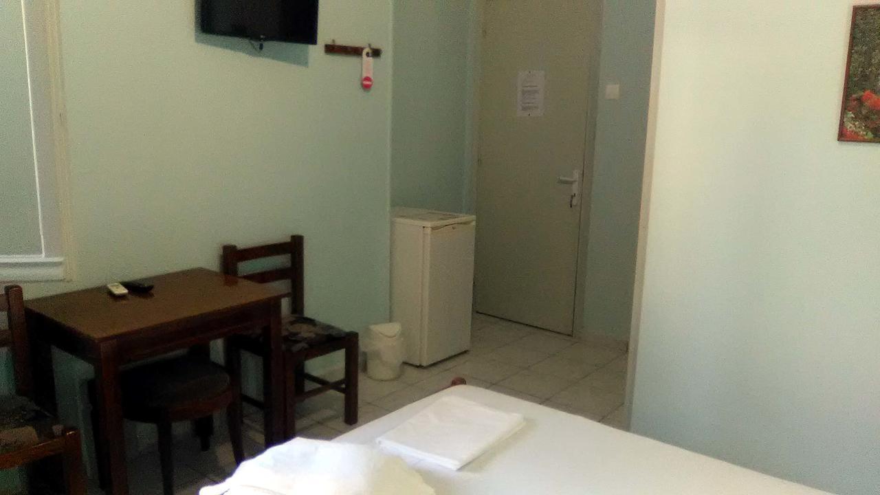Victoria Hotel *