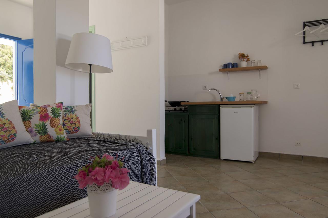 Armadoros / Backpackers Hotel