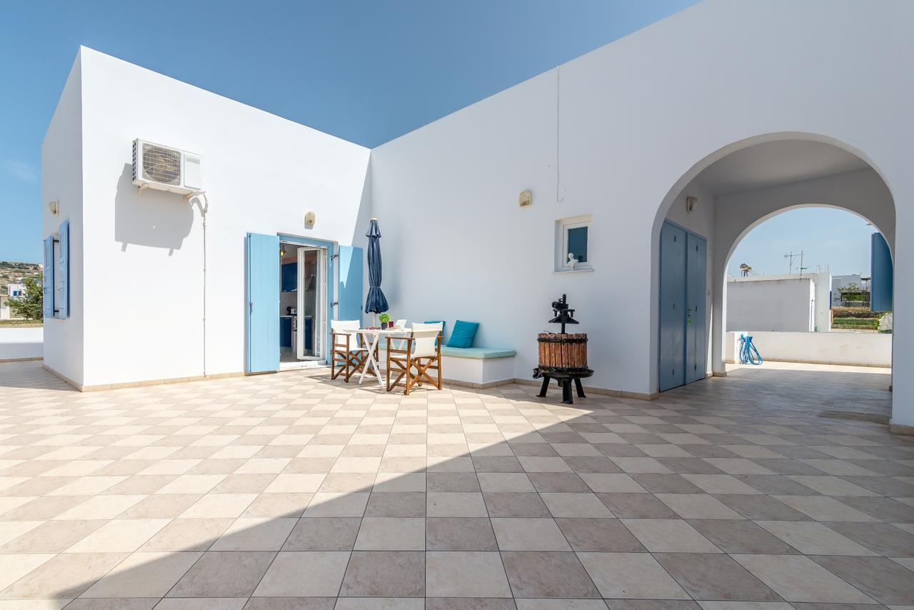 Erato's * Adamantas (Milos)