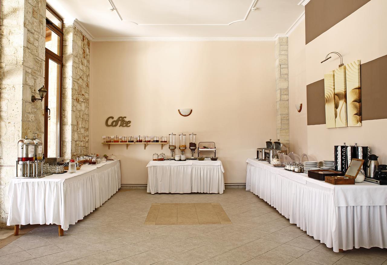 Stratos Hotel
