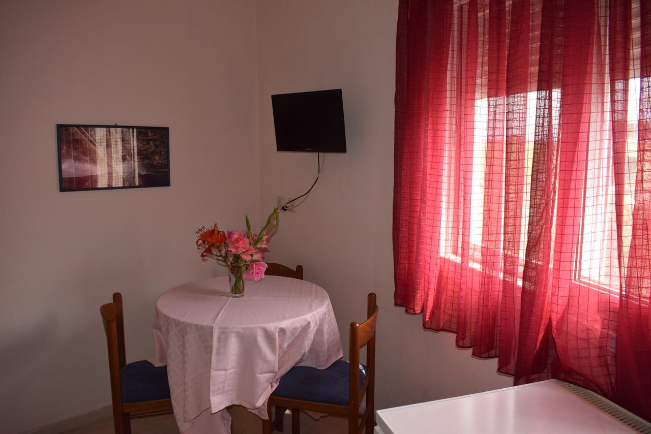 Lydia & Guest house *