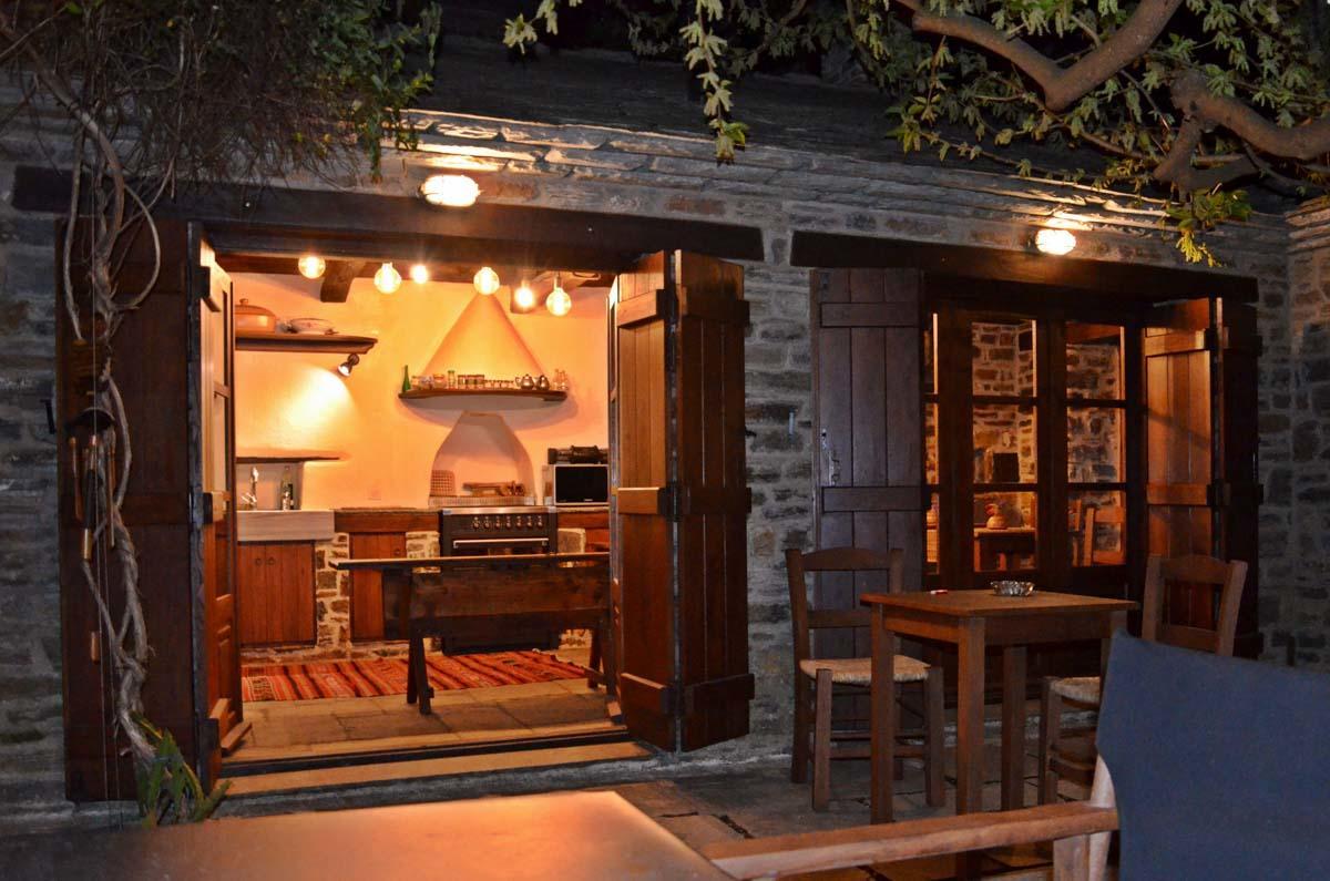 Fyloma With 5 Bedrooms Guest house