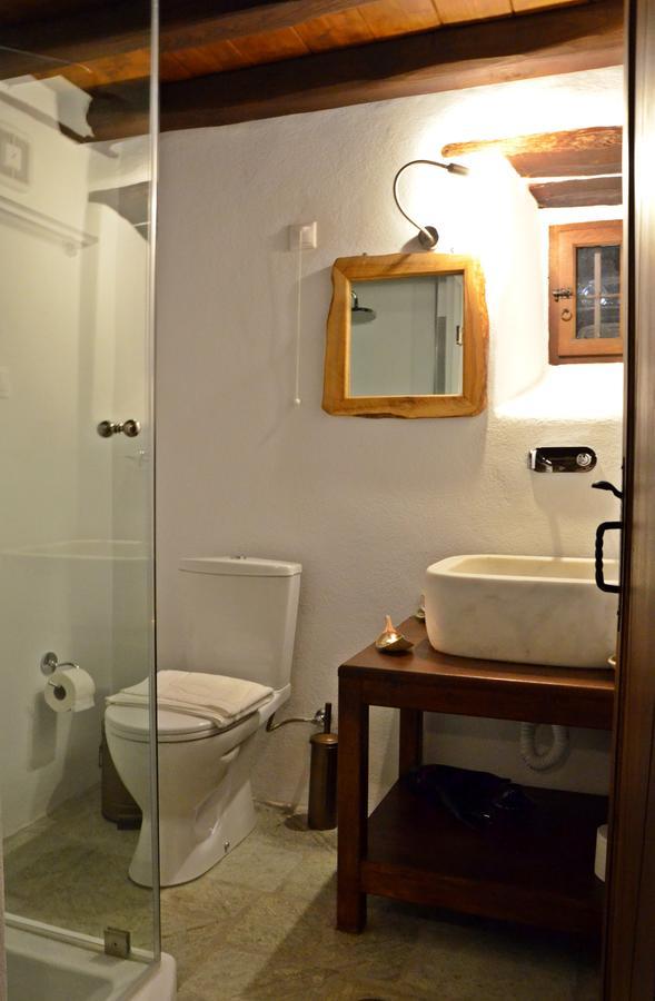 Fyloma With 5 Bedrooms Guest house