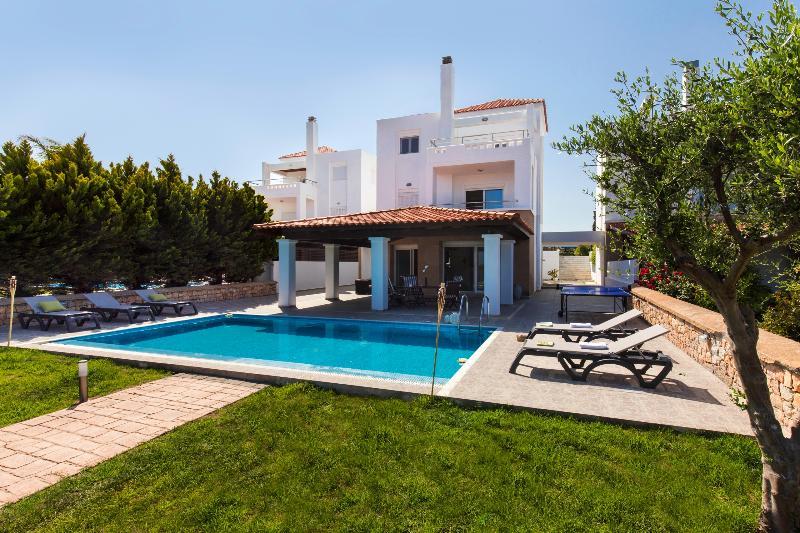 Villa Antonoglou - Waterfront Luxury Retreat *