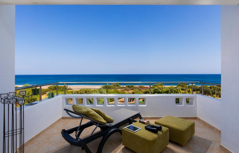 Antonoglou - Waterfront Luxury Retreat