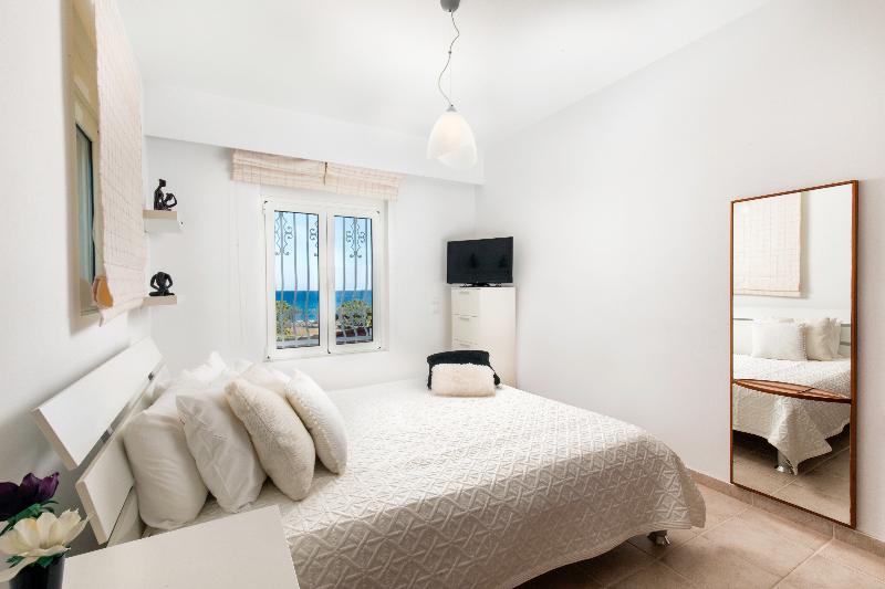 Villa Antonoglou - Waterfront Luxury Retreat *