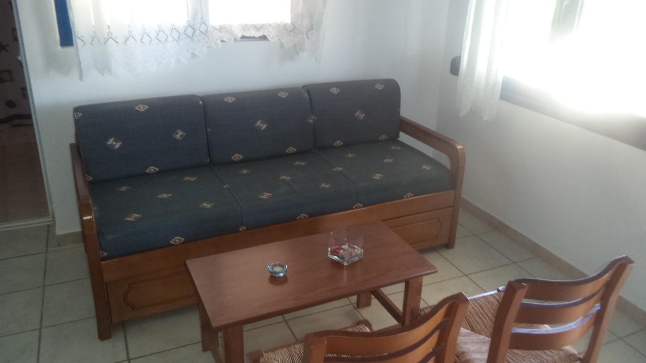 Avra Akhladheri