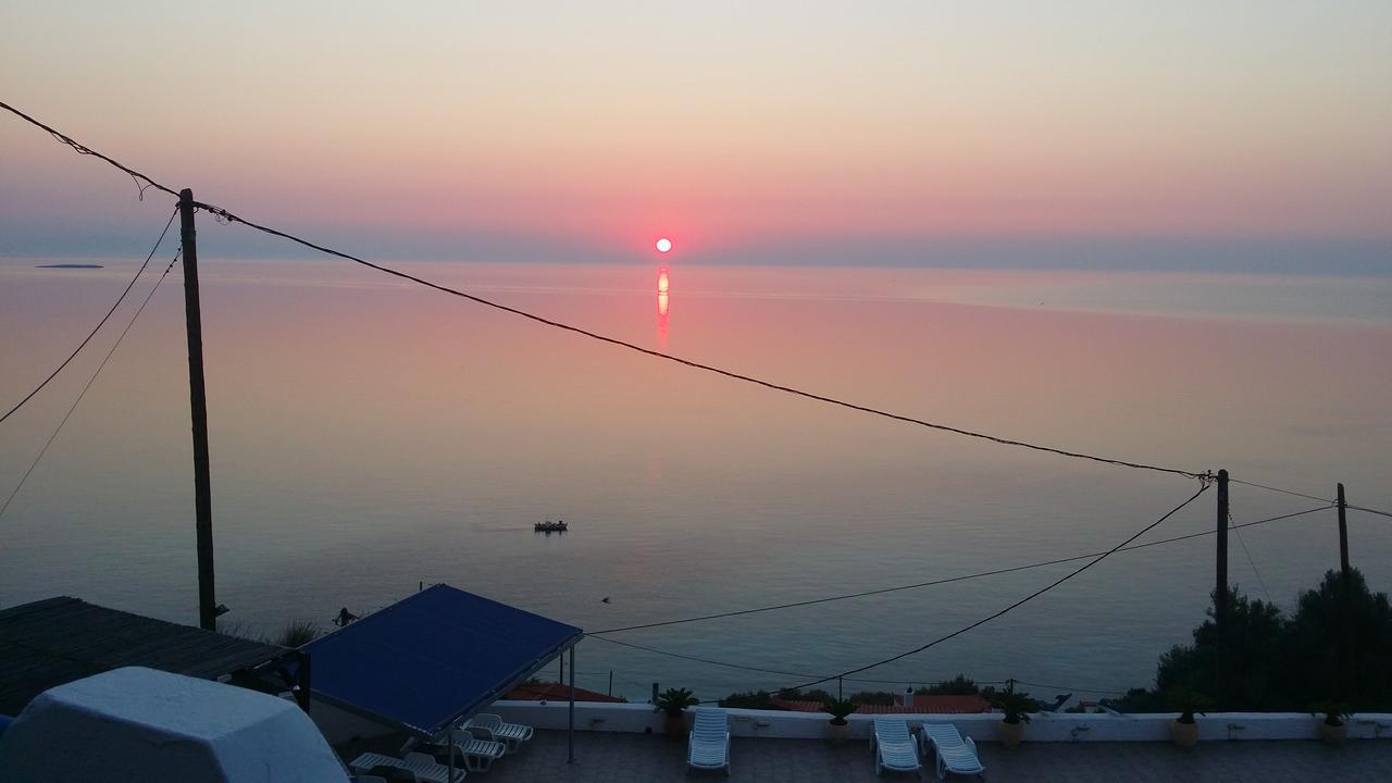 Avra Aparthotel Akhladheri