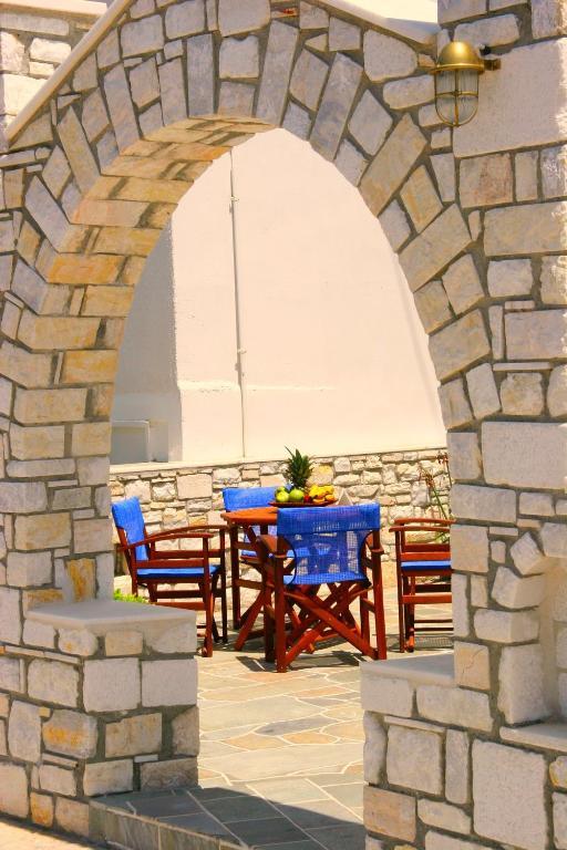 Anna Platanou * Parikia (Paros)