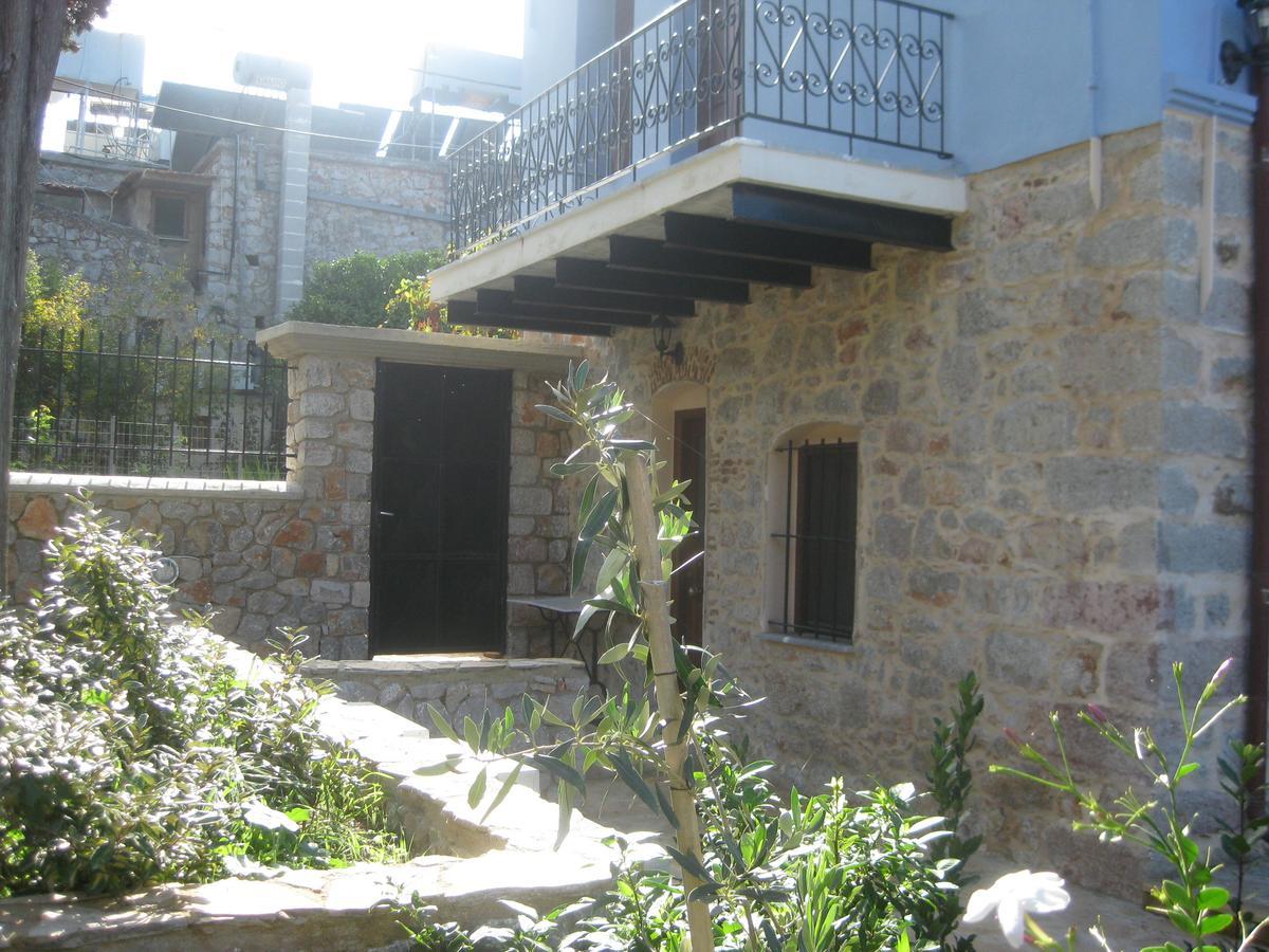 Traditional Ianthe Hotel