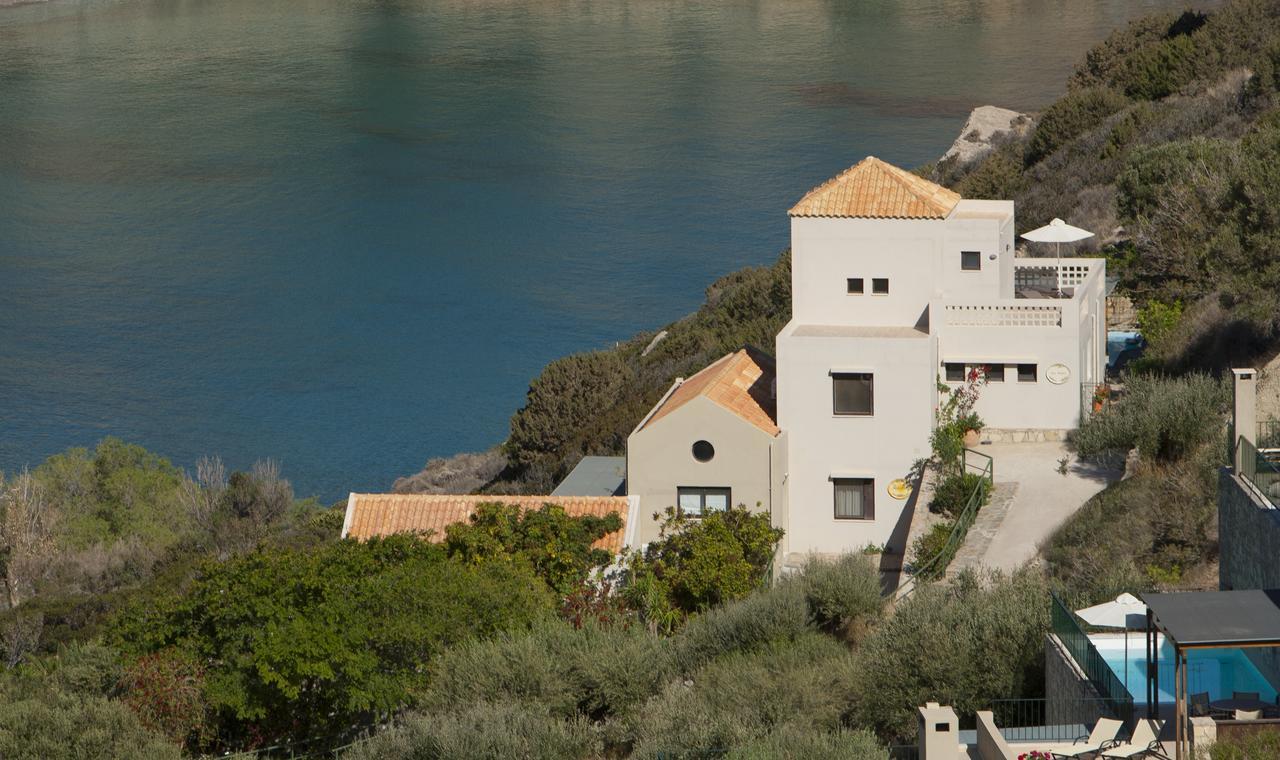 Luxury Villas *