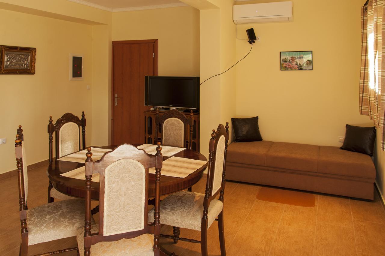 Apartment Ellinas Homes *