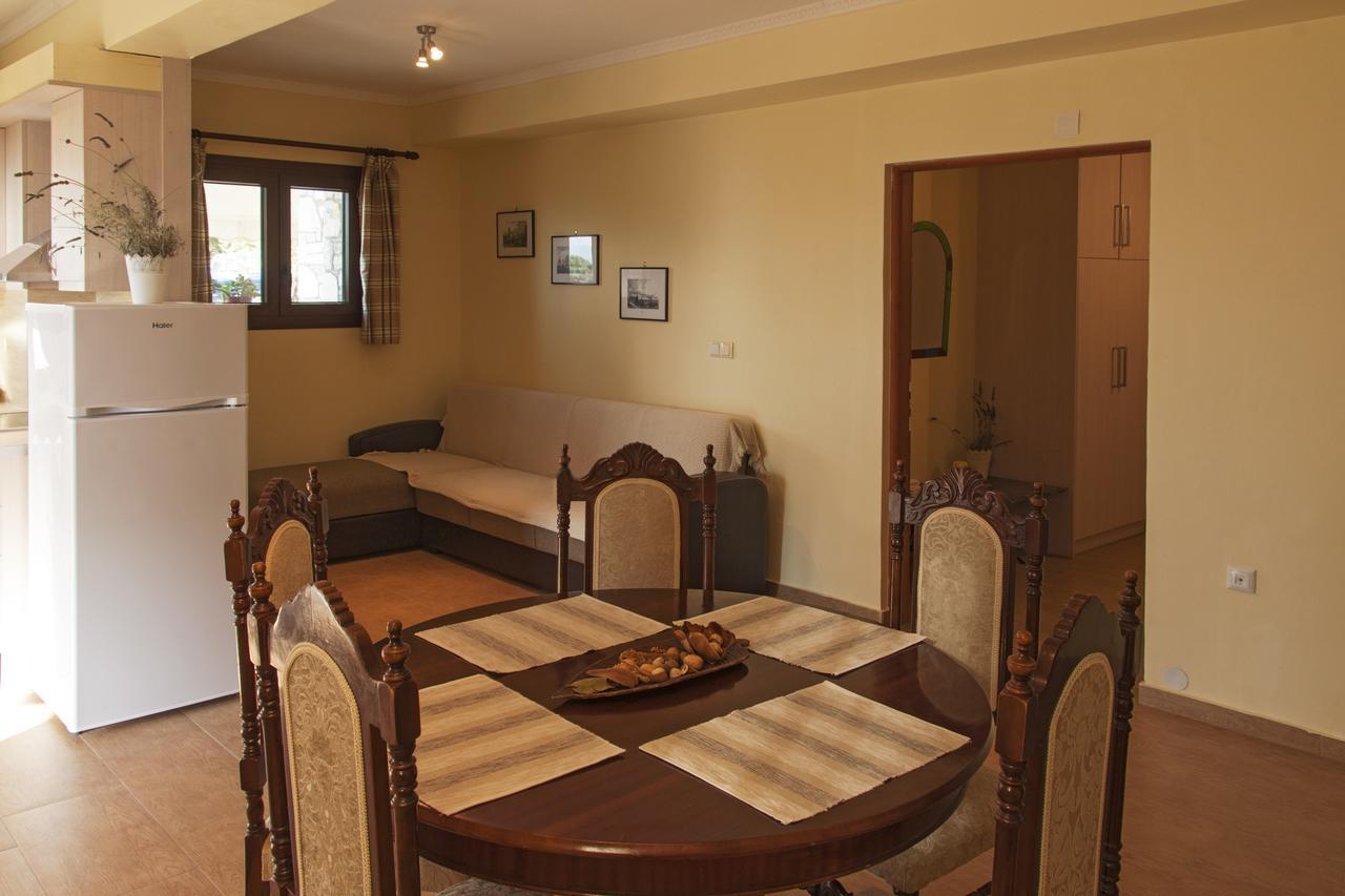 Apartment Ellinas Homes *