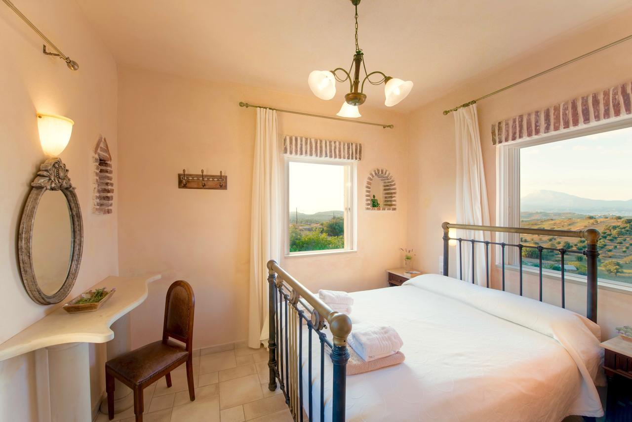 Myrsini Villa Listaros