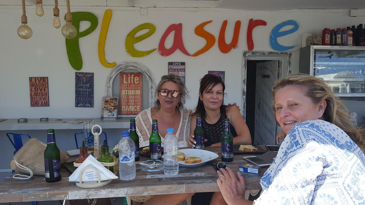Pleasure Beachside * Perissa (Santorini)