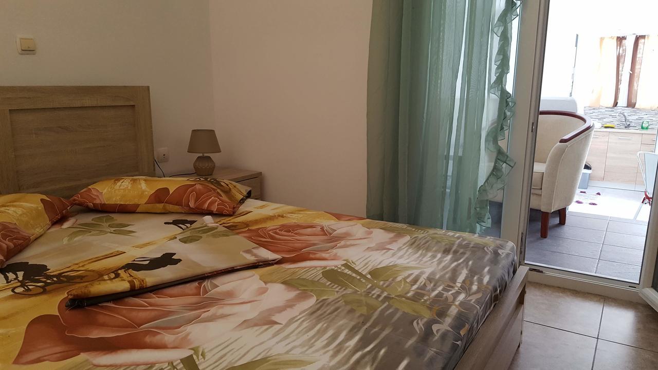Pleasure Beachside Apartment Perissa (Santorini)