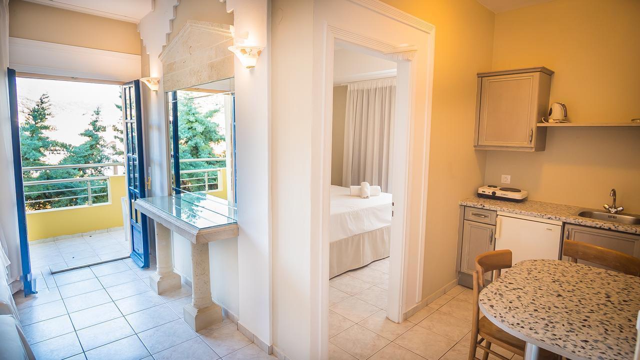 Aparthotel Parthenis &