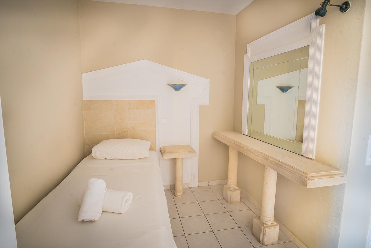 Aparthotel Parthenis & 3*