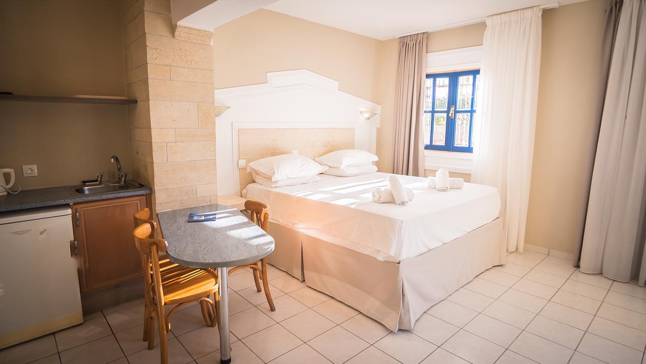 Aparthotel Parthenis & 3*