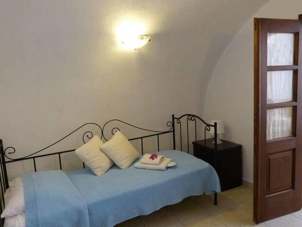 Iridanos Cave House * Megalochori (Santorini)