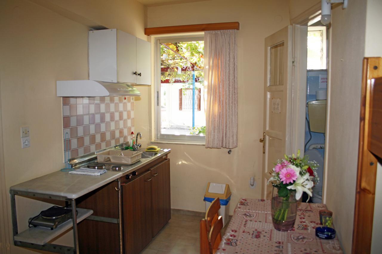 Manos Apartment *
