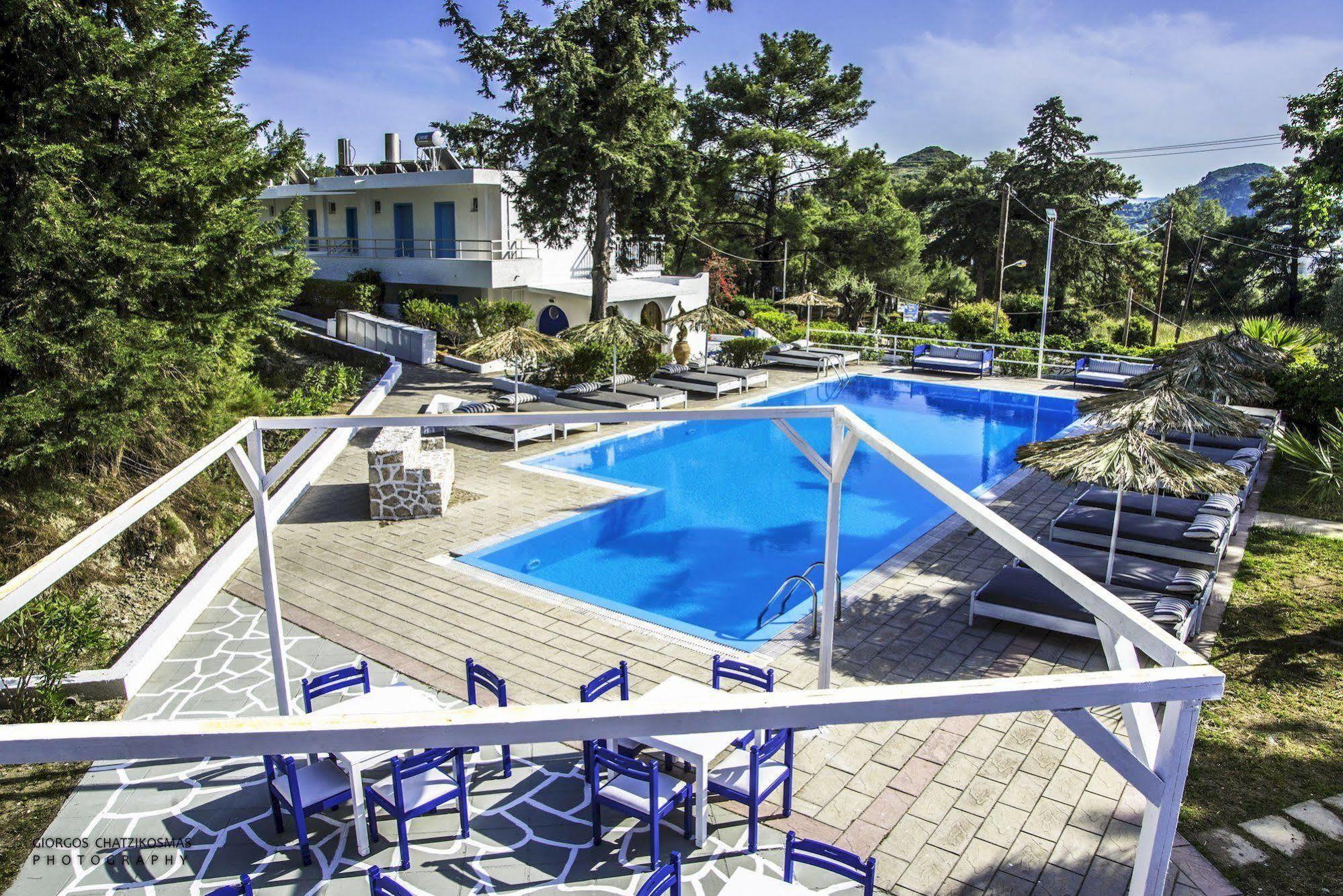 Pine Trees Art Aparthotel