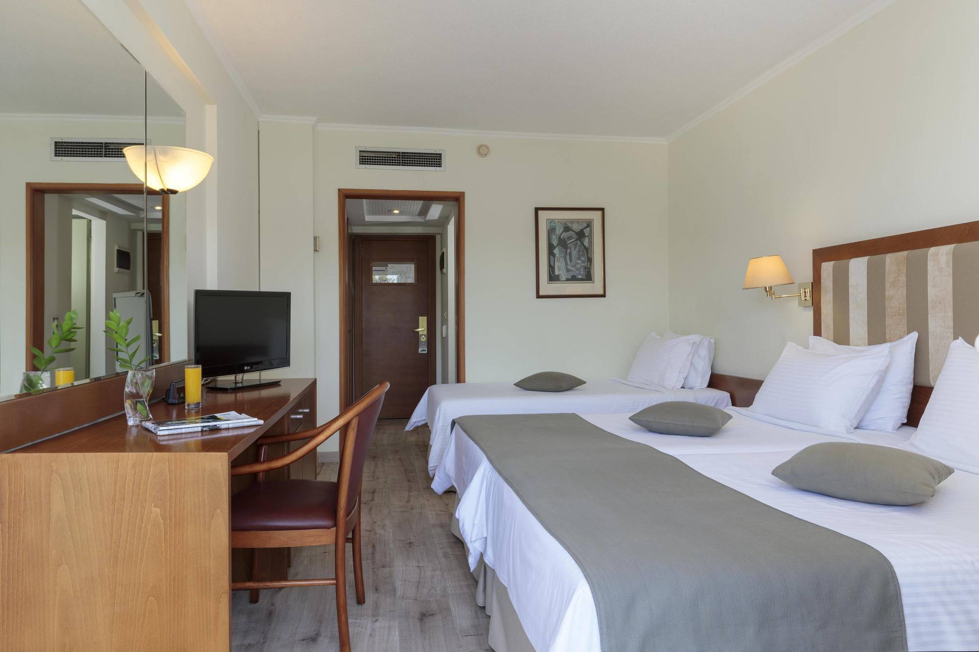 Western Plaza 4*