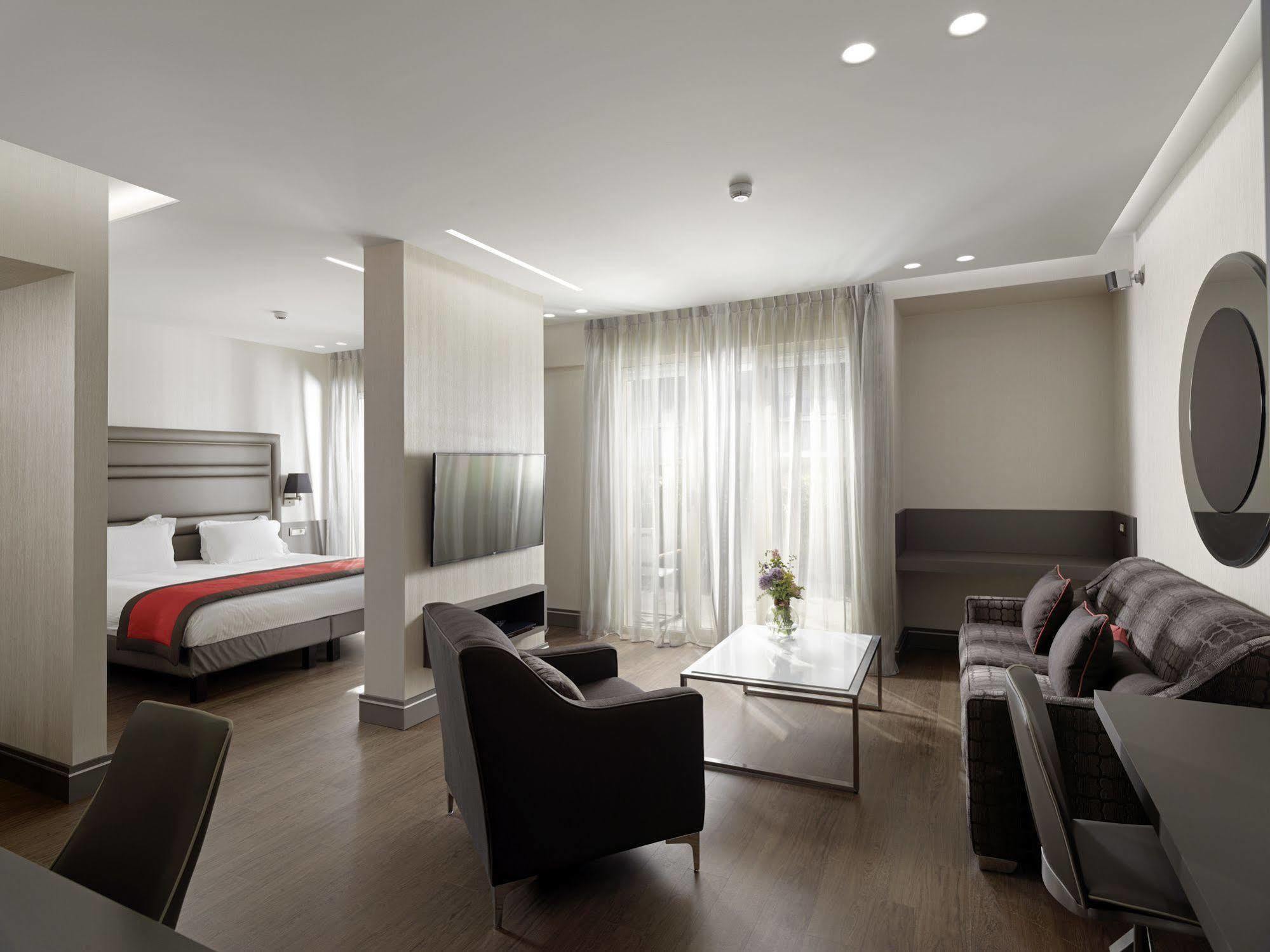 Holiday Suites Hotel 4*