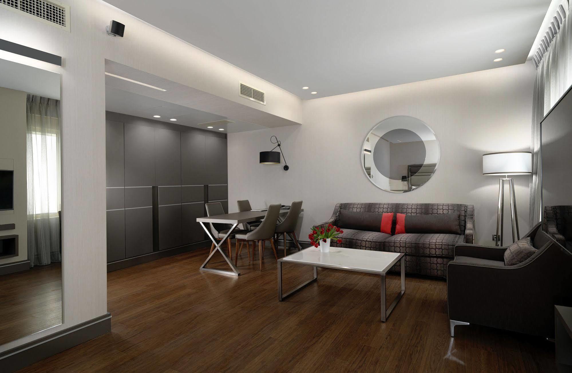 Holiday Suites Hotel