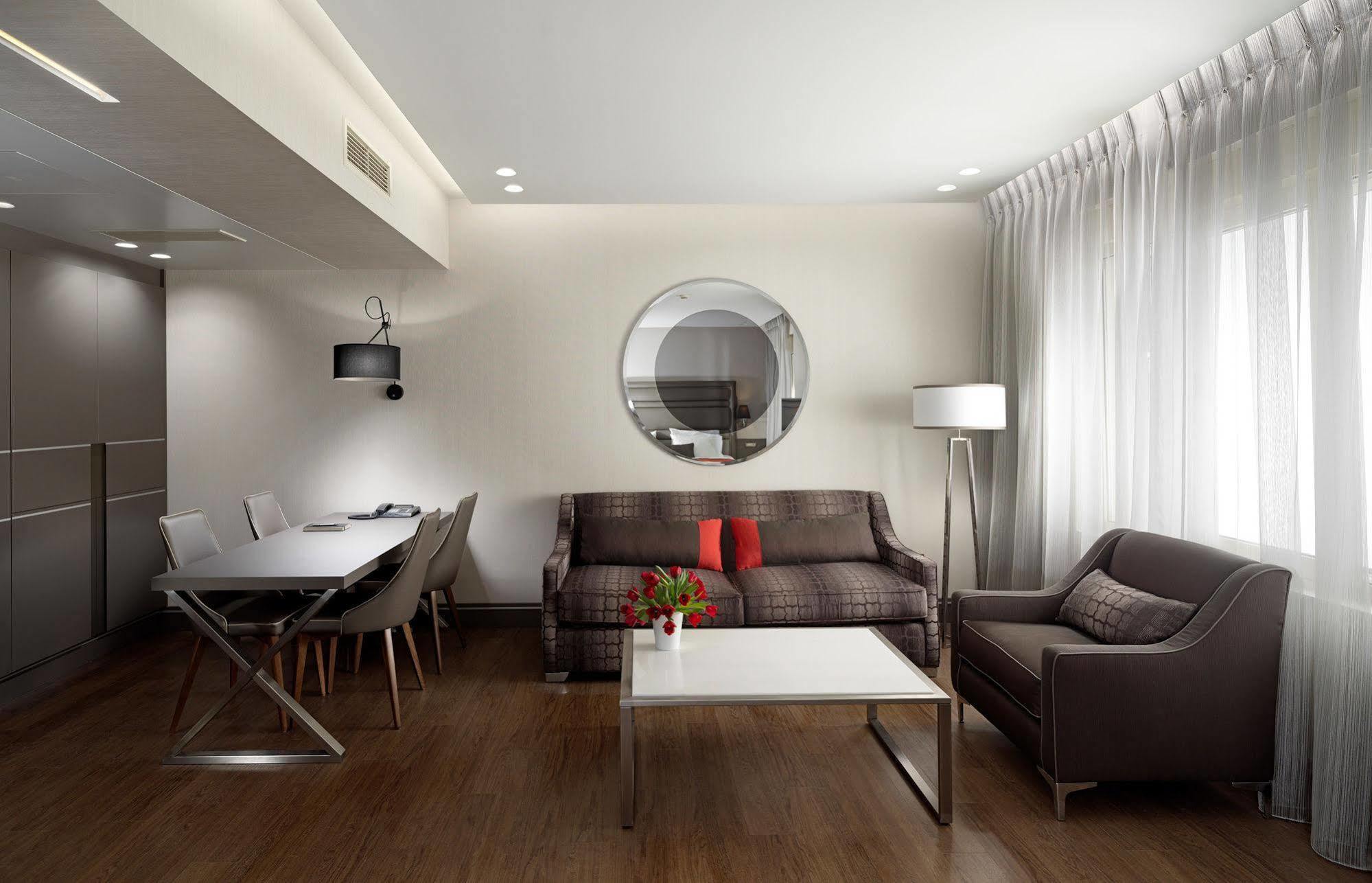 Holiday Suites Hotel 4*